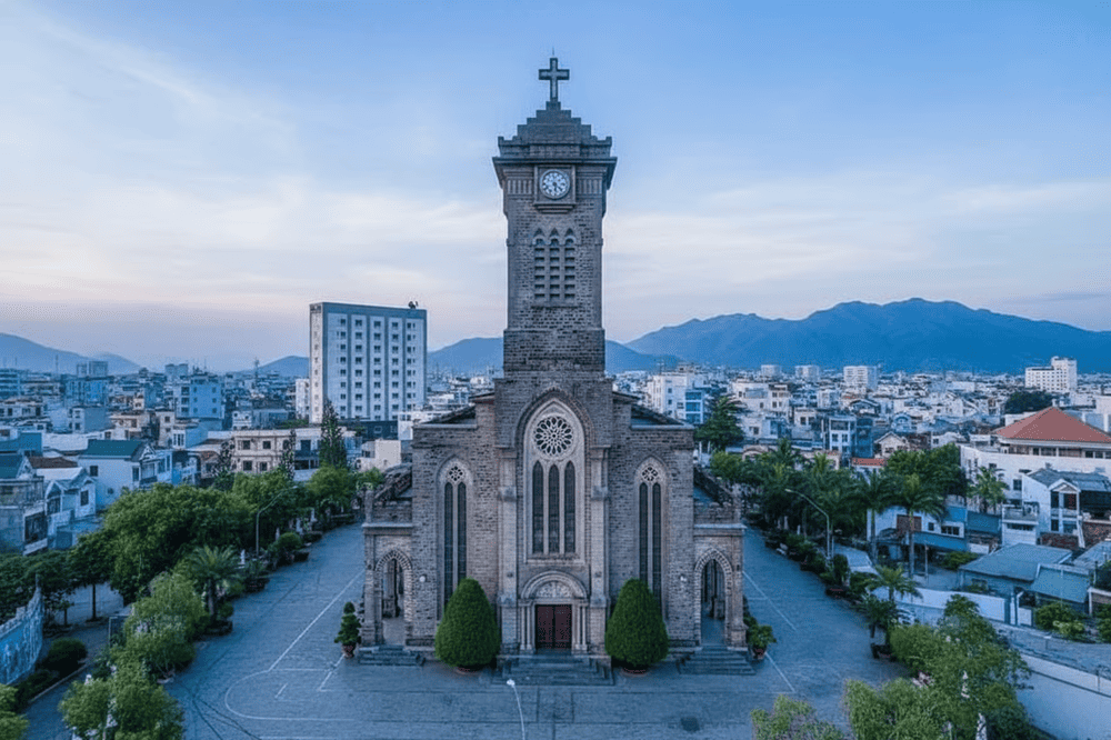 Tham quan nhà thờ cổ kính theo phong cách Gothic đầy ấn tượng.